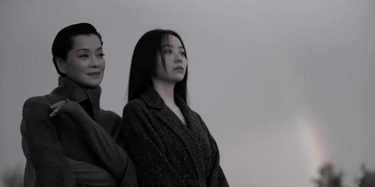 毛阿敏|57岁毛阿敏穿高领毛衣，与36岁张靓颖同框，气质相像似母女