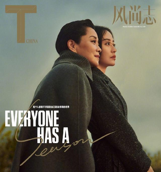 毛阿敏|57岁毛阿敏穿高领毛衣，与36岁张靓颖同框，气质相像似母女