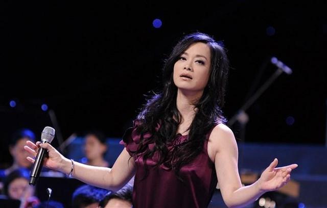 毛阿敏|57岁毛阿敏穿高领毛衣，与36岁张靓颖同框，气质相像似母女