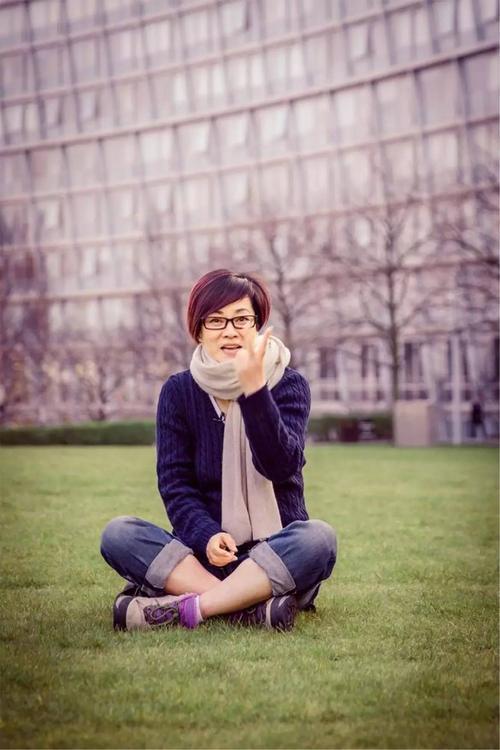 毛阿敏|57岁毛阿敏穿高领毛衣，与36岁张靓颖同框，气质相像似母女