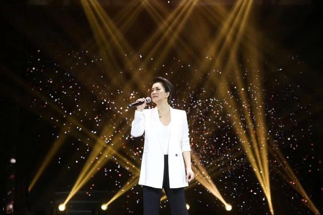 毛阿敏|57岁毛阿敏穿高领毛衣，与36岁张靓颖同框，气质相像似母女