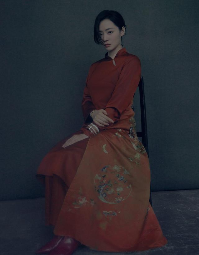 毛阿敏|57岁毛阿敏穿高领毛衣，与36岁张靓颖同框，气质相像似母女