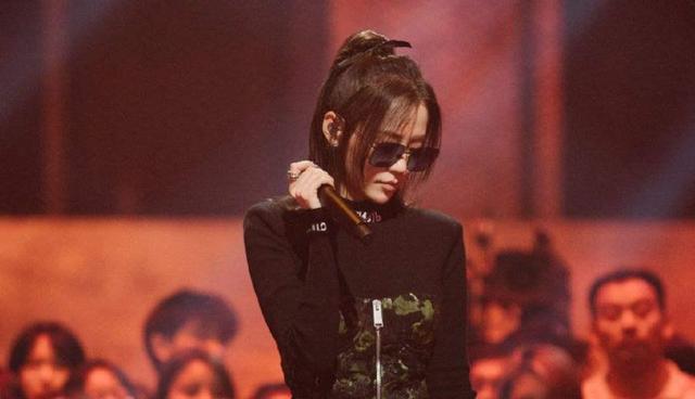 毛阿敏|57岁毛阿敏穿高领毛衣，与36岁张靓颖同框，气质相像似母女