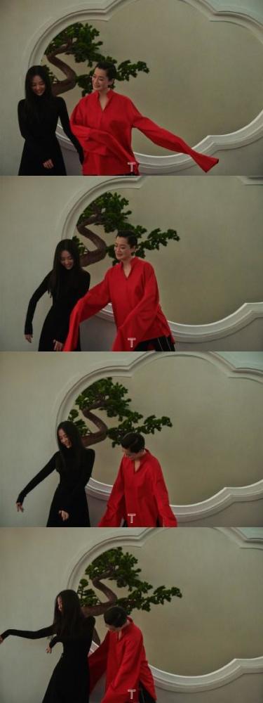 毛阿敏|57岁毛阿敏穿高领毛衣，与36岁张靓颖同框，气质相像似母女