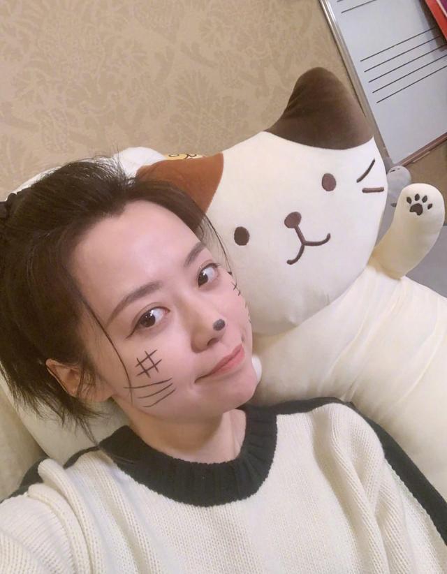 毛阿敏|57岁毛阿敏穿高领毛衣，与36岁张靓颖同框，气质相像似母女