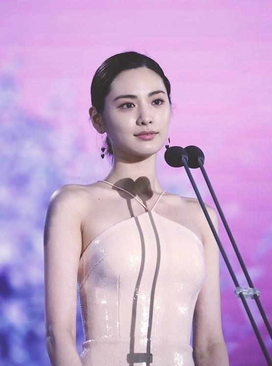 "世界第一美女"到底长啥样?穿人鱼裙美到犯规,堪称行走的乳胶娃娃