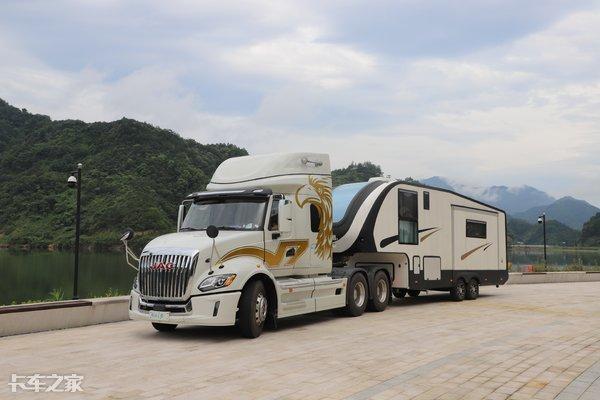 江淮v7美式长头卡车豪华旅居房车开着它去露营太拉风了