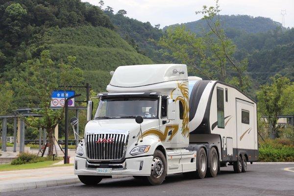 江淮v7美式长头卡车豪华旅居房车开着它去露营太拉风了