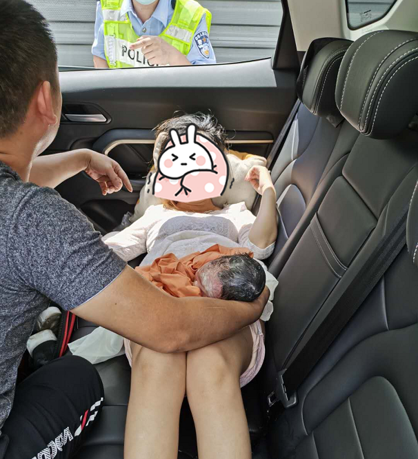 高速路上,孕妇车内分娩!