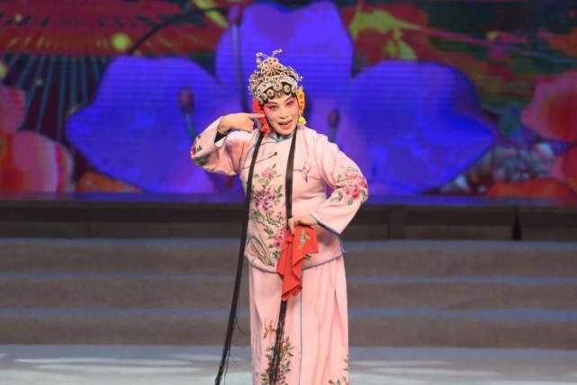 《卖布》《跑沙滩》《小过年》《秦雪梅》《老少换》《李彦贵卖水》