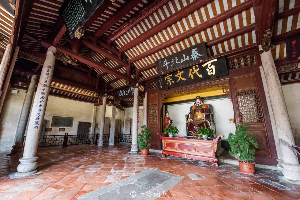 韩愈在潮州期间,大力发展教育事业,为潮州后来成为文化名城奠定了基础