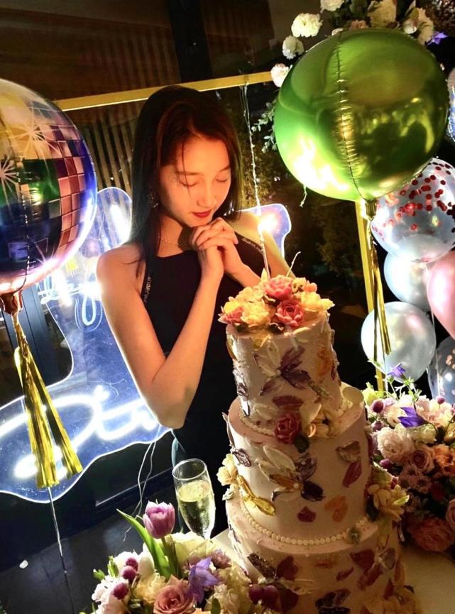 关晓彤23岁生日 关爸:希望女儿做一名德艺双馨的好演员