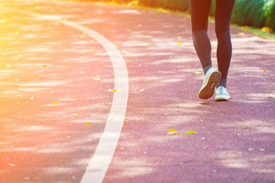 晨跑伤身夜跑伤心晨跑夜跑到底哪个更好