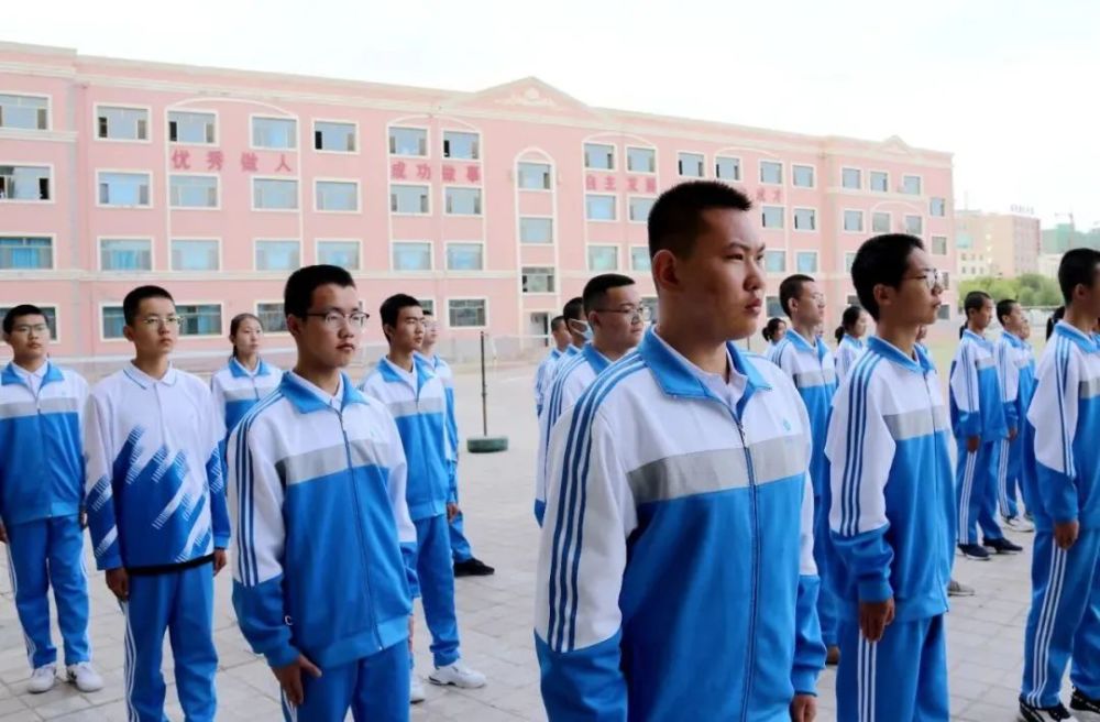 超燃现场直击金塔县中学高一新生军训来看看太阳底下最靓的仔