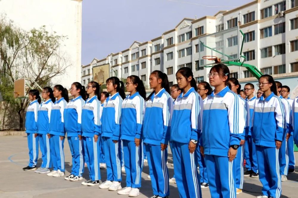 超燃现场直击金塔县中学高一新生军训来看看太阳底下最靓的仔