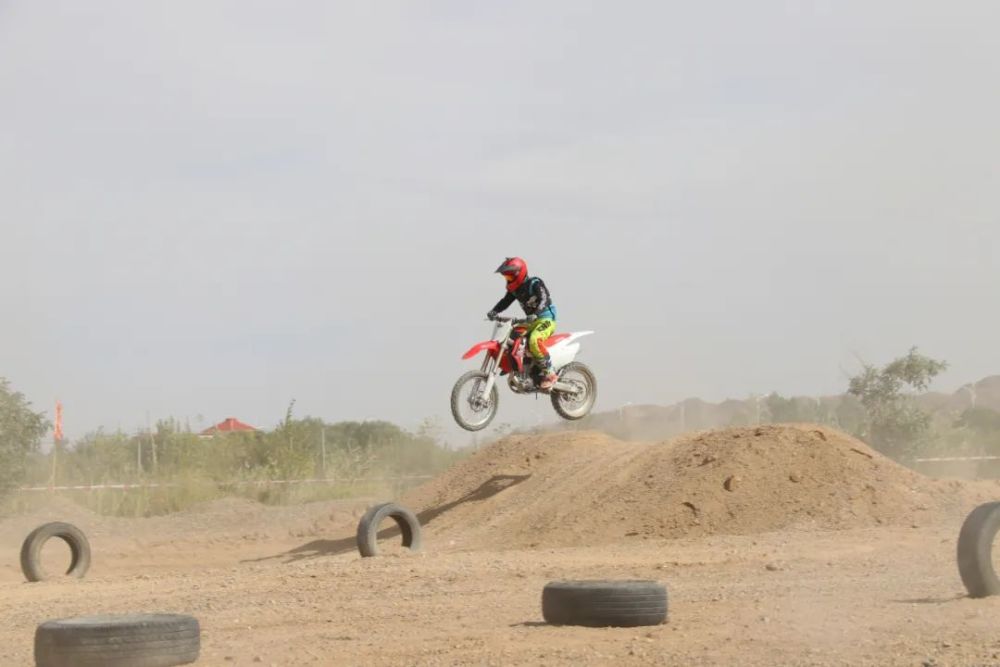 速度围观甘肃金塔第二届汽车摩托车越野障碍赛激情开跑场面壮观