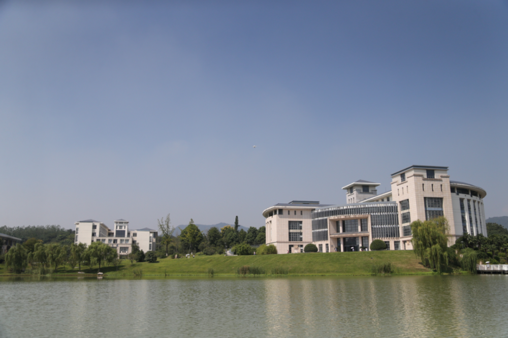 今天下午,2020级研究生开学典礼在审计干部培训教育学院学术报告厅