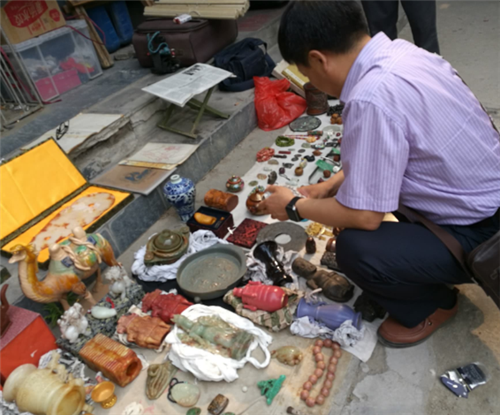 北京|北京大叔借9万买“破袈裟”，被妻子痛骂，结果转手卖出1.3亿天价