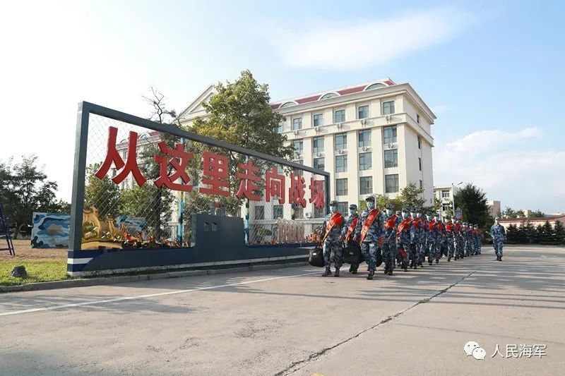 的宣传标语让新兵感受到部队大家庭的温暖班长热情主动进入基地大门