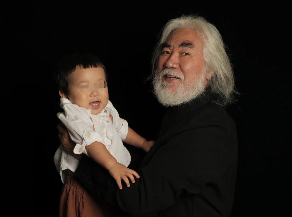 杜星霖|杜星霖发长文表白69岁张纪中，爱他可以忽略年龄，给老公打100分！