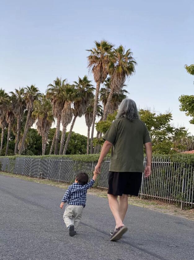 杜星霖|杜星霖发长文表白69岁张纪中，爱他可以忽略年龄，给老公打100分！