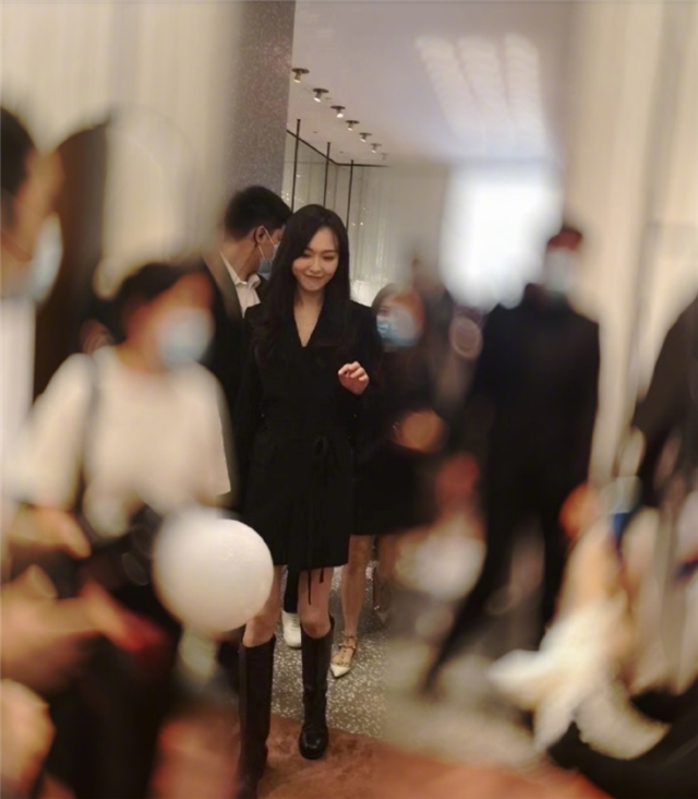 唐嫣|唐嫣产后干练西装造型亮相，大长腿抢镜笑容甜美