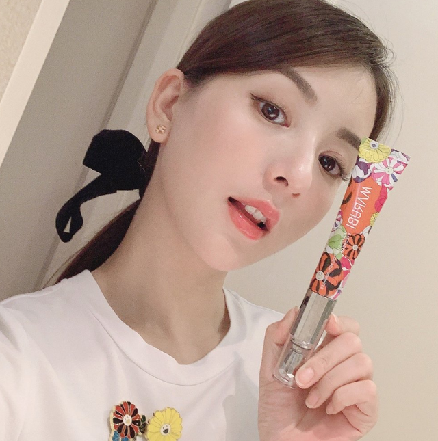 方媛|“天王嫂”方媛开心晒贵妇生活，大手牵小手幸福满满，母女同框似姐妹