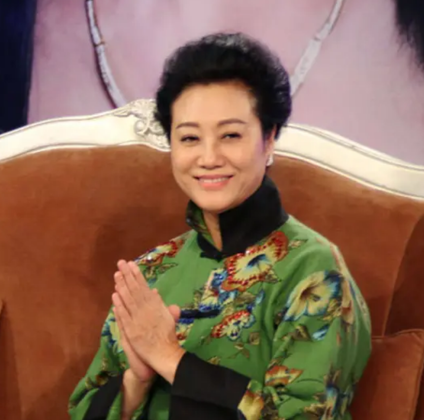 王丽云|“国民婆婆”王丽云：与丈夫离婚成好友，女儿车晓成了她的依靠