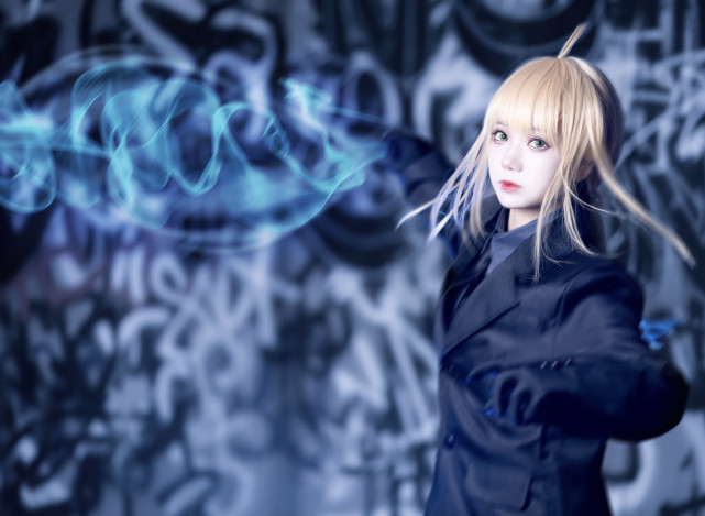 日系少女cos阿尔托莉雅穿西装的呆毛王太帅了