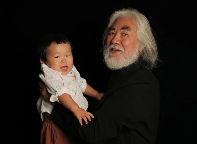 张纪中|张纪中妻子首回应为何嫁老头，曝光婚后现状：家中有保姆司机助理和月嫂