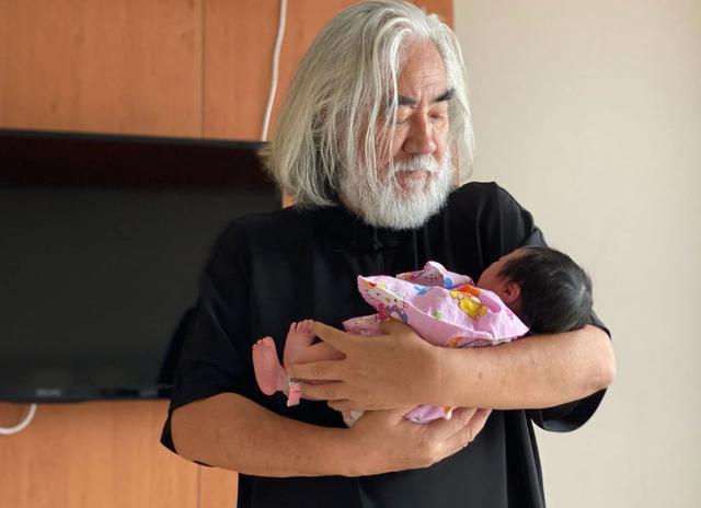 张纪中|张纪中妻子首回应为何嫁老头，曝光婚后现状：家中有保姆司机助理和月嫂