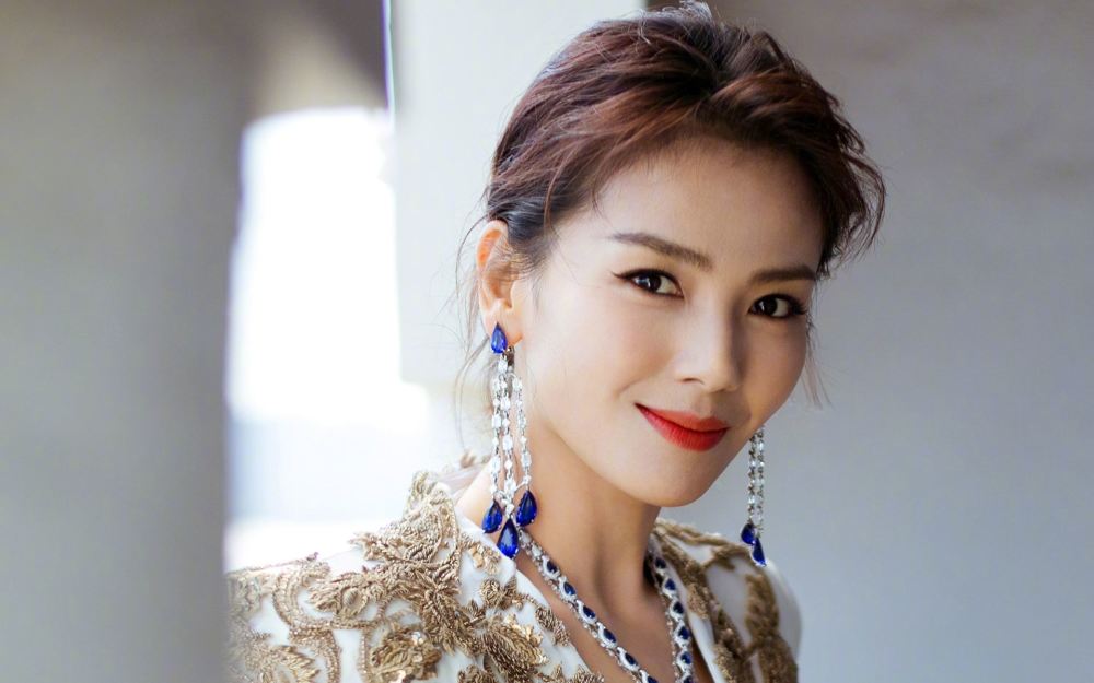 刘涛|丈夫又亏12亿？父亲去世，人到中年的刘涛究竟要多坚强才能微笑面对生活？