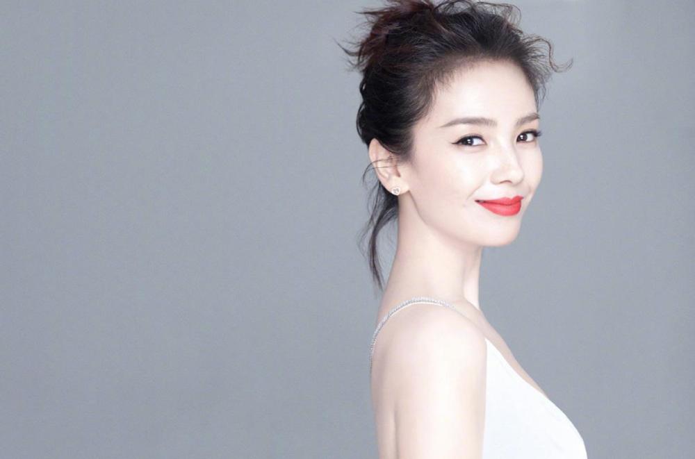 刘涛|丈夫又亏12亿？父亲去世，人到中年的刘涛究竟要多坚强才能微笑面对生活？