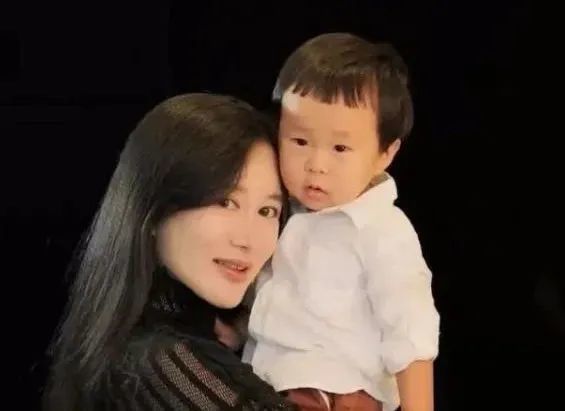 张纪中|69岁张纪中再当爹，和前妻大打出手，这次三婚又娶了小31岁助理