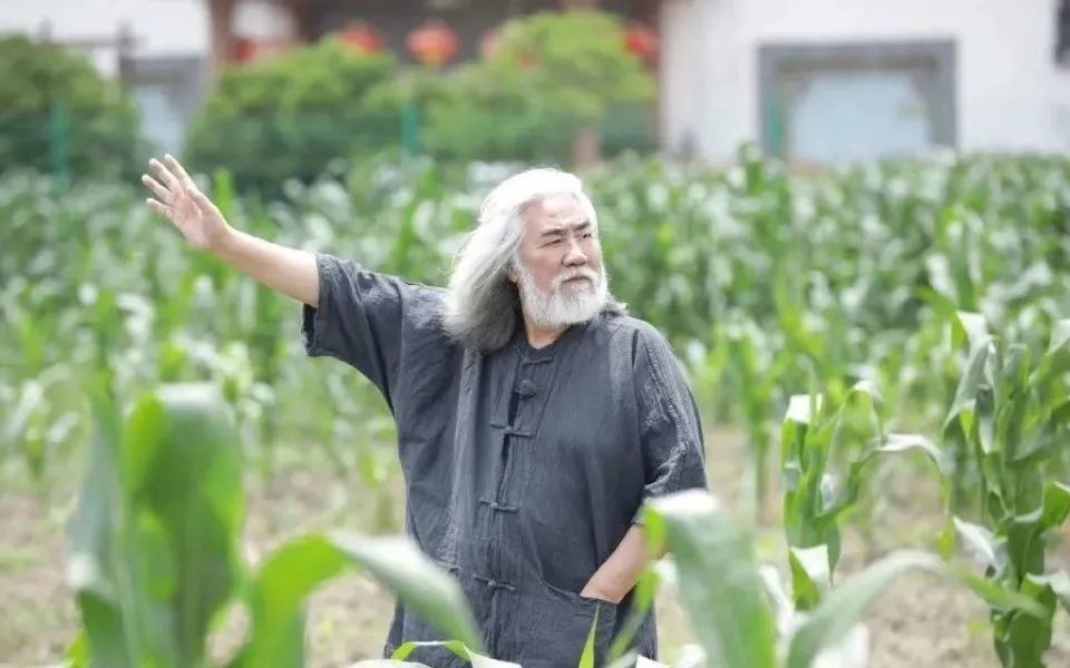 张纪中|69岁张纪中再当爹，和前妻大打出手，这次三婚又娶了小31岁助理