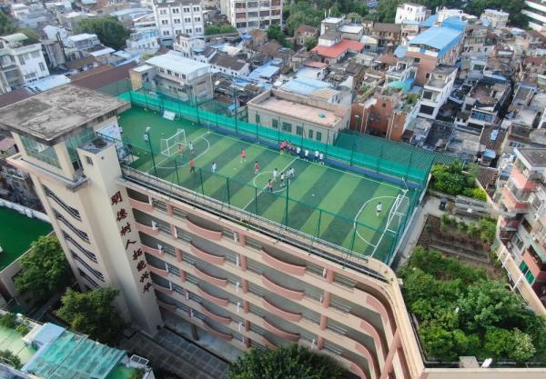 这是9月17日拍摄的广州市第十中学建在天台上的"空中球场"(无人机照片