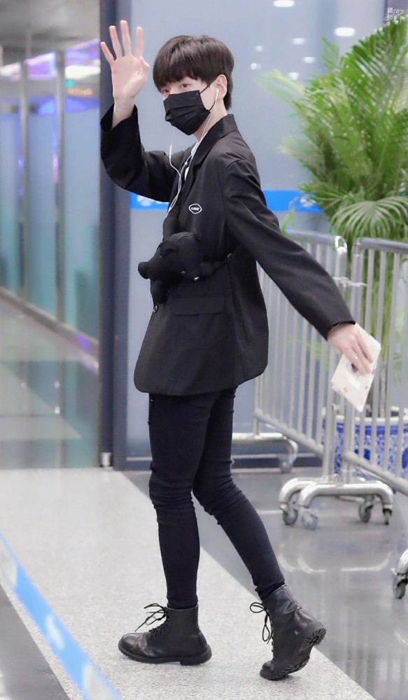 r1se翟潇闻凌晨四点半等粉丝报平安的消息