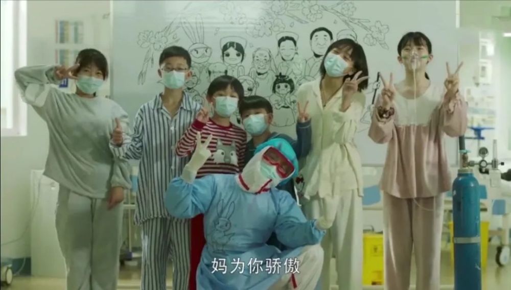 最美逆行者|《最美逆行者》细节真实，脸上有口罩印没用配音，素颜出镜无滤镜