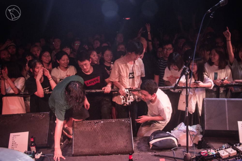 乐队|谷雨影像｜95后女孩痴迷拍乐队，5年蹲守200场演出说：值得