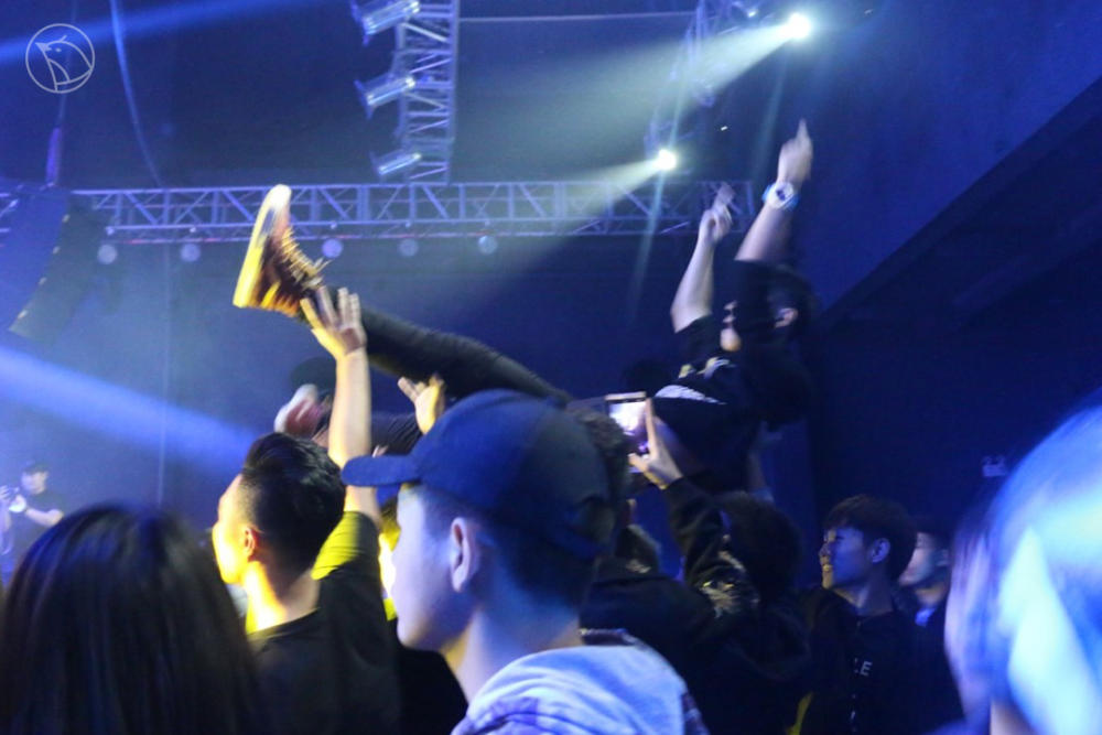 乐队|谷雨影像｜95后女孩痴迷拍乐队，5年蹲守200场演出说：值得