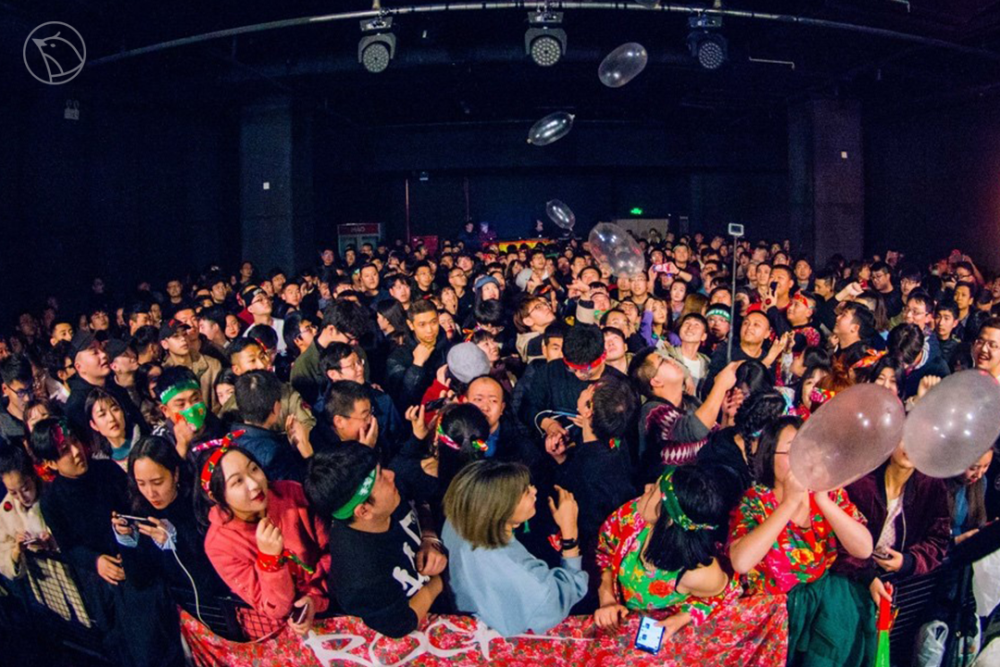 乐队|谷雨影像｜95后女孩痴迷拍乐队，5年蹲守200场演出说：值得