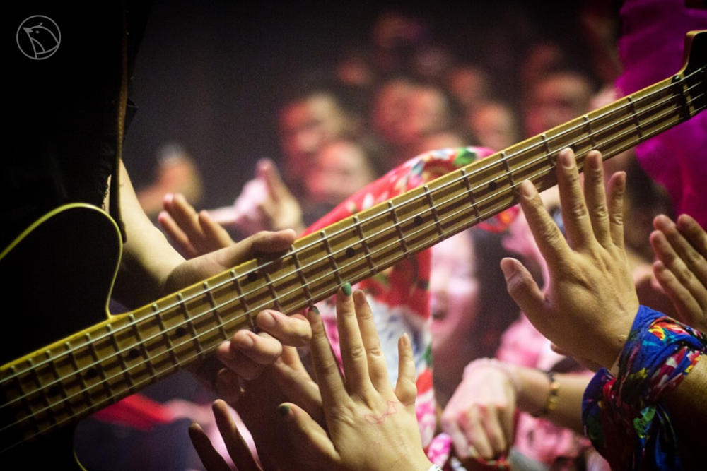 乐队|谷雨影像｜95后女孩痴迷拍乐队，5年蹲守200场演出说：值得