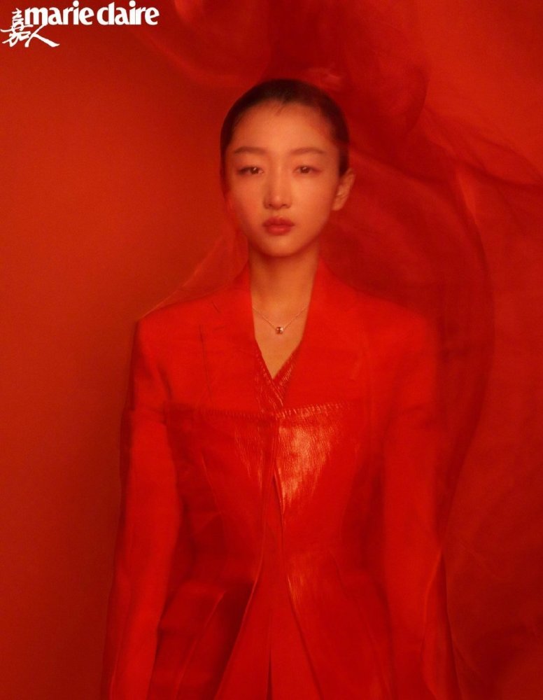 周冬雨|双料影后周冬雨新造型，红蓝碰撞时尚感十足，网友：有周迅的精灵感