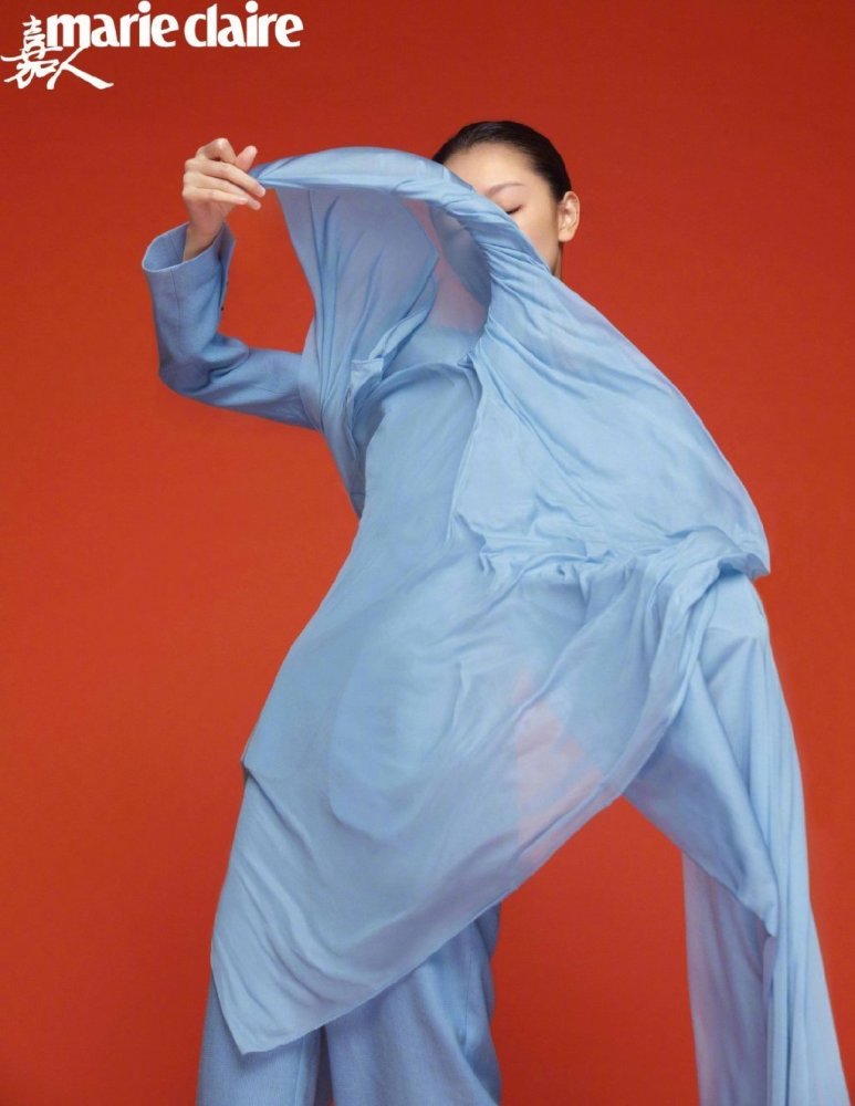 周冬雨|双料影后周冬雨新造型，红蓝碰撞时尚感十足，网友：有周迅的精灵感