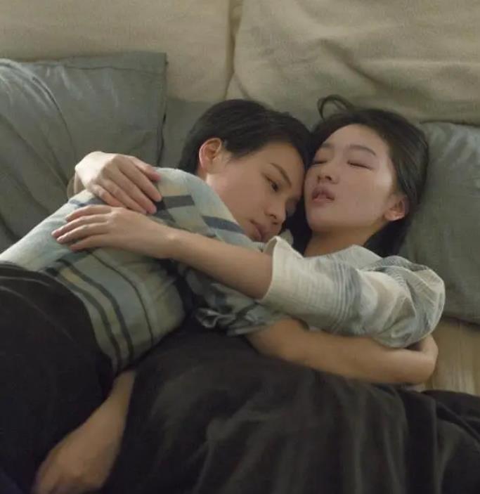 周冬雨|双料影后周冬雨新造型，红蓝碰撞时尚感十足，网友：有周迅的精灵感