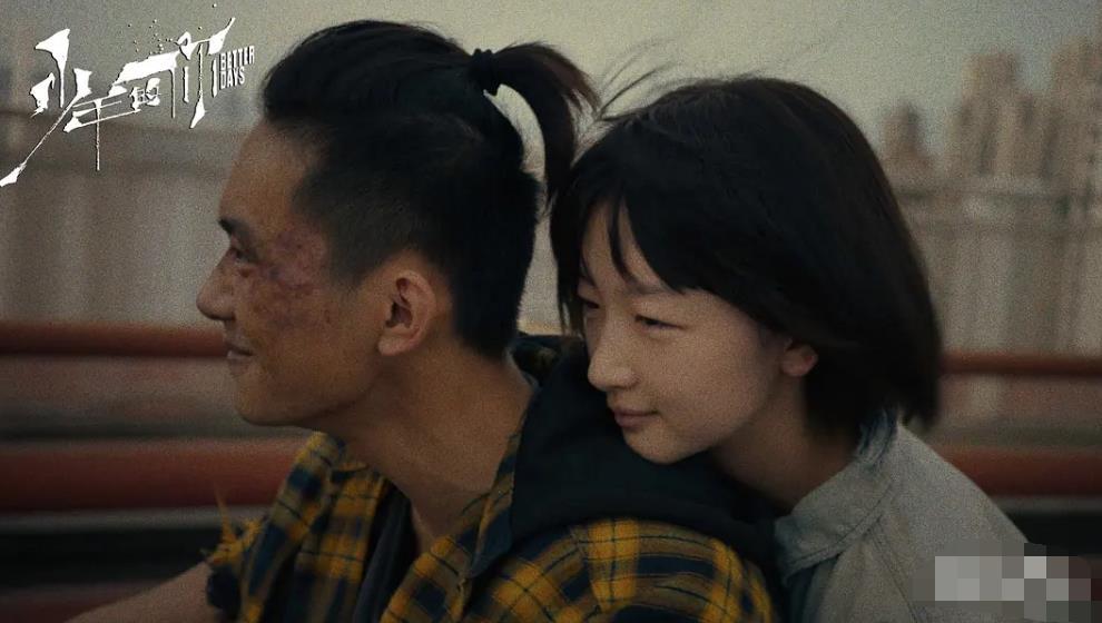 周冬雨|双料影后周冬雨新造型，红蓝碰撞时尚感十足，网友：有周迅的精灵感