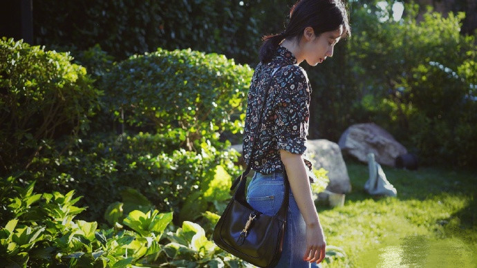 孙莉|黄磊为爱妻拍美照，孙莉生三娃身材不走样，背影和女儿多多分不清