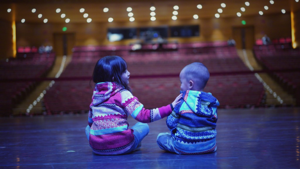 孙莉|黄磊为爱妻拍美照，孙莉生三娃身材不走样，背影和女儿多多分不清
