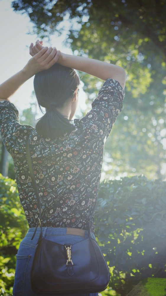 孙莉|黄磊为爱妻拍美照，孙莉生三娃身材不走样，背影和女儿多多分不清