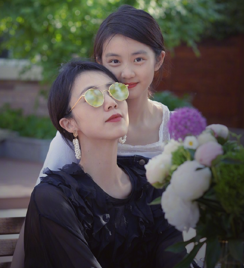 孙莉|黄磊为爱妻拍美照，孙莉生三娃身材不走样，背影和女儿多多分不清